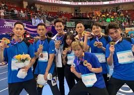 长春亚泰队启程出征青岛时，球迷用歌声为将士们送行